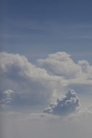 wolkenlaag foto koppen blauwe lucht